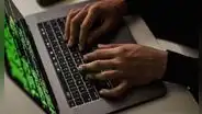 ¿Cómo saber si me están espiando a través de la cámara de mi computadora?