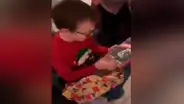 Niño pide que le obsequien ‘Minecraft’ para Navidad, pero su abuelo le regala el libro ‘Mein Kampf’ de Hitler [VIDEO]