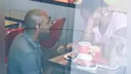 Propuso matrimonio KFC y recibe burlas por ‘pobre’: ahora tendrá millonaria boda[VIDEO]