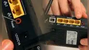 ¿Para qué sirve el agujero reset que está en la parte trasera del router y cómo utilizarlo?
