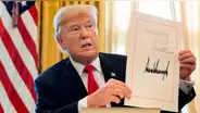 Donald Trump firma su anunciada reducción de impuestos 