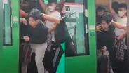 Metro de Lima: jóvenes se pelean por ingresar al tren para no llegar tarde a su trabajo