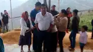 Pobladores amarran a su alcalde para exigir que cumpla promesas de campaña