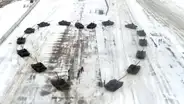 Militar ruso le pide matrimonio a su novia con un corazón hecho de tanques [VIDEO]