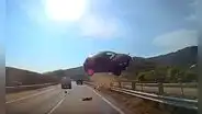 YouTube: Auto vuela y se estrella contra autobús en un accidente mortal [VIDEO]