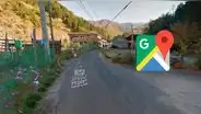 Google Maps: ‘Familia’ es captada esperando un bus, pero un detalle sorprende a usuarios [FOTO]