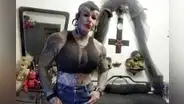 ‘La mujer vampiro’: se hizo tatuajes y perforaciones sin anestesia como símbolo contra la violencia