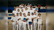 Trabajó como albañil para graduarse de enfermero y festeja su logro con sus excompañeros [FOTOS]