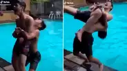 Joven intenta meter a su amigo a la piscina y sufre terrible golpe que casi le cuesta la vida [VIDEO]