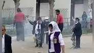 Mujer usa cigarro para prender fuegos artificiales en procesión del Señor de los Milagros