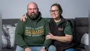 Mujer alquila a su esposo para que ayude a otras mujeres con tareas domésticas