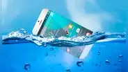 ¿Por qué deberías evitar utilizar tu smartphone en la playa aunque sea resistente al agua?