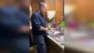 Papá usa curioso truco para lavar los biberones del fregadero en segundos [VIDEO]