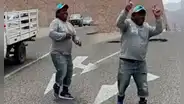 Conductor bailó para cruzar vía bloqueada y video se hace viral: “Todo sea por pasar”