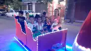 Hombre se convierte en 'Papa Noel’ y regala paseos en mototaxi navideña en México [VIDEO] 