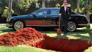 Millonario fingió enterrar su lujoso vehículo para promover una campaña de donación de órganos [VIDEO]