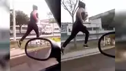 Joven sale a correr por su cuadra y conductor lo motiva poniendo la canción de ‘Rocky’ [VIDEO]