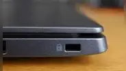¿Para qué sirve el pequeño agujero que encontramos al lado izquierdo o derecho de las laptops?