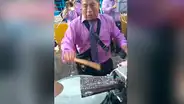 Rocían cerveza a músico peruano y este tiene increíble reacción que impacta en redes [VIDEO]