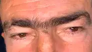 Hombre con las cejas ‘pobladas’ se somete a drástico cambio de ‘look’ y resultado cautiva a miles [VIDEO]