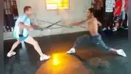 YouTube: dos presos protagonizan violenta pelea con cuchillos gigantes | VIDEO