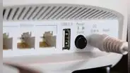 ¿Para qué sirve el puerto USB que se encuentra detrás del router?