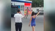 Gasolinera obsequia combustible a hombres vestidos en bikini y ellos se suman al reto [FOTOS]