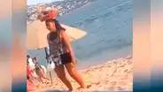 Facebook viral: vendedora ambulante realiza sexy baile en la playa y se roba las miradas [VIDEO]