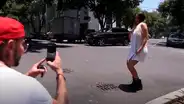 YouTube viral: chica 'Badabun' sale 'semidesnuda' a las calles por reto de su colega [VIDEO]