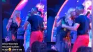 Gisela Valcárcel trepa al escenario para robarle beso a Mike Bahía en boda de Brunella