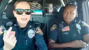 Épica ‘batalla’ de playback de dos policías causa furor en la red [VIDEO]