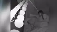 Cámara de seguridad capta curiosa escena de una mamá con su bebé