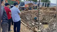 Niño de 10 años cayó hace 2 días a un pozo de 35 metros en Vietnam mientras recogía chatarra