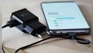 ¿Por qué los móviles modernos ya no traen cargador ni auriculares en su caja?