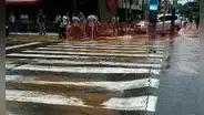 Miraflores: tubería y pistas se rompen causando aniego en zona comercial | VIDEO