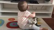 Mamá entra al cuarto de su bebé y descubre tierna escena del gato junto a su hijo [VIDEO]