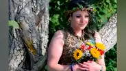 Reino Unido: mujer que se casó con un árbol celebra su primer aniversario de bodas [FOTOS] 