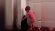 Mujer revisa cámara de seguridad y capta curiosa escena de su hija y gato [VIDEO]