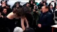 Italia: Mujer se desnudó cuando iba a votar Silvio Berlusconi [VIDEO]