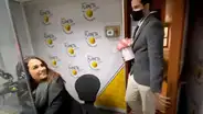 Locutora de radio es sorprendida por su novio al pedirle matrimonio durante programa en vivo [VIDEO] 