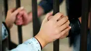Mujer se casa con hombre sentenciado a 20 años de prisión por violación