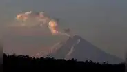 Alerta en Ecuador: volcán Cotopaxi emana columna de vapor, gas y ceniza de 1.500 metros