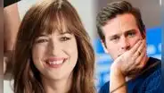 Dakota Johnson se burla de Armie Hammer y sus acusaciones de canibalismo con ácida broma