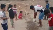 Niños construyen rompemuelle en Trujillo para evitar que atropellen a perritos