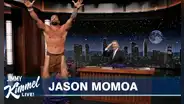 Jason Momoa se desviste en vivo para mostrar cómo es su traje de hawaiano
