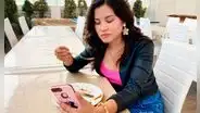 ¿Por qué nunca deberías comer viendo el celular o la televisión?