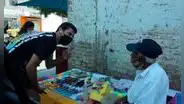 Le compra todos sus productos a anciano que no logró vender su mercancía
