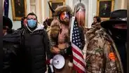 Hombre vestido de bisonte que irrumpió en Capitolio pide el perdón de Trump