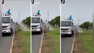 Perro se divierte ‘bañándose’ con agua de camión cisterna 