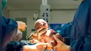 Embarazada que recibió vacuna de Moderna dio a luz a bebé con anticuerpos